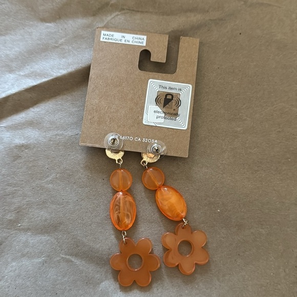 Urban Outfitters Orange Resin Flower Oval Drop Earrings - Picture 3 of 3